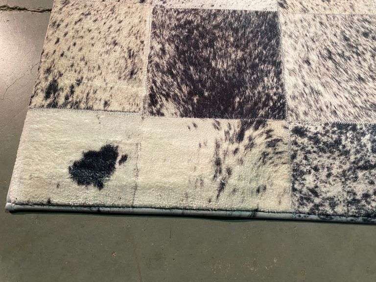 Exciting Hides Design rug 5x8