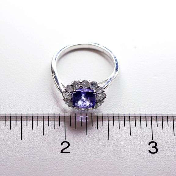 Lovely 1.39cts. Tanzanite and Diamond Platinum Ring