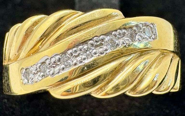 14K Yellow Gold Round Brilliant Cut Diamond Ring