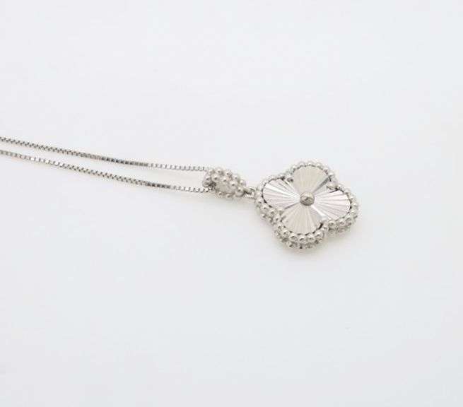 18k White Gold Clover Motif Pendant Necklace