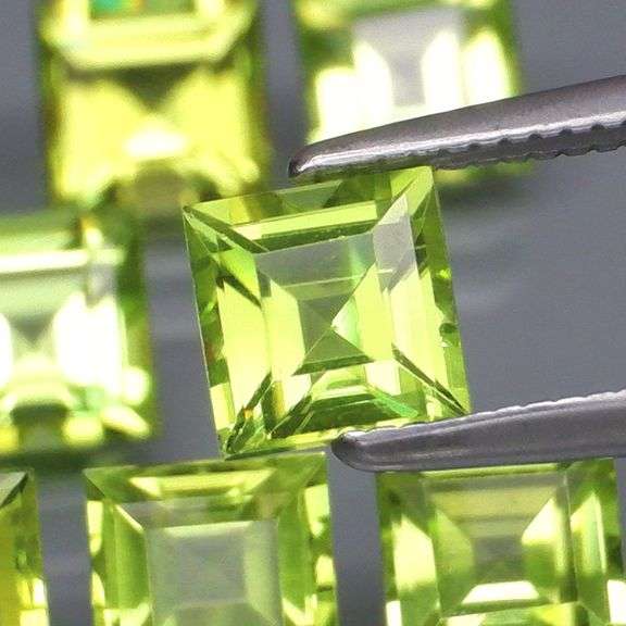 Dazzling 5.85ct Pakistani Peridot set