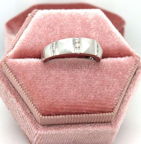 14kt White gold diamond accent Pyramid band