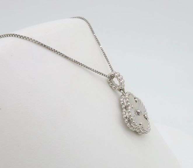 18k White Gold Clover Motif Pendant Necklace