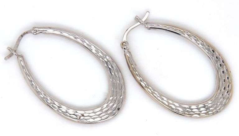 14kt White gold Textured and high polish oval hoop