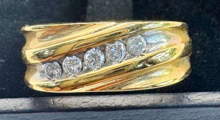 14K Yellow Gold Round Brilliant Cut Diamond Ring