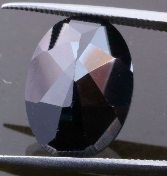 Elegance in black! 7.50ct natural Tourmaline!