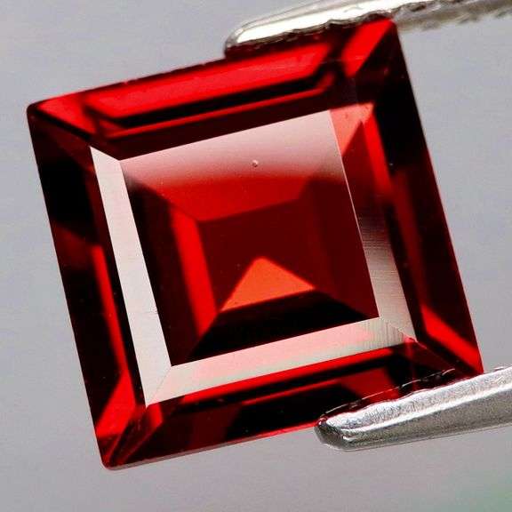 VS clarity! 2.87ct princess cut cherry red Garnet!
