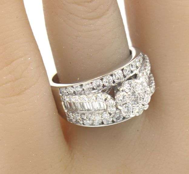 14kt White gold 1.75ctw cluster diamond ring