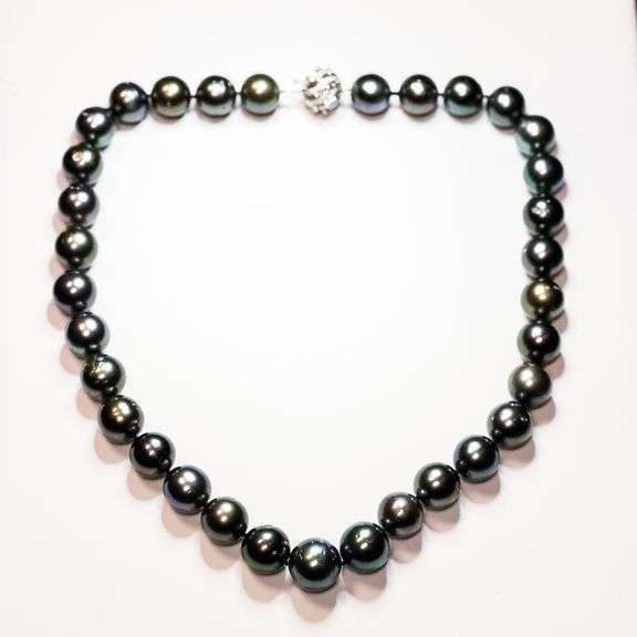 Lovely South Sea Pearl Necklace with Diamonds