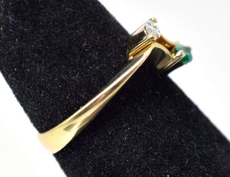 Lovely Diamond and Emerald Ring in 18K Yellow Gold