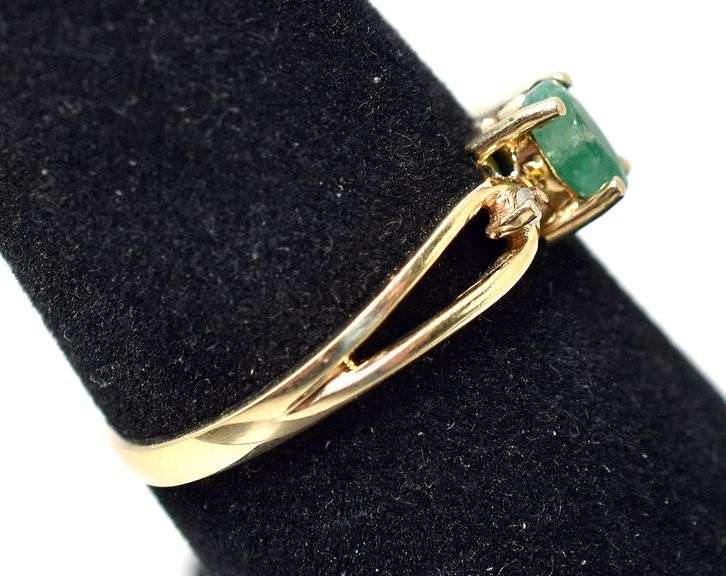 Amazing Emerald Ring in 14K Yellow Gold