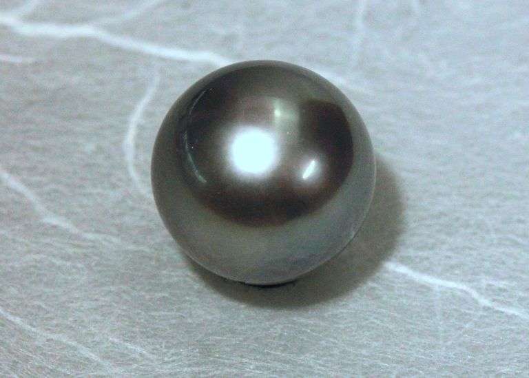 Glowing Natural Color Tahitian Pearl