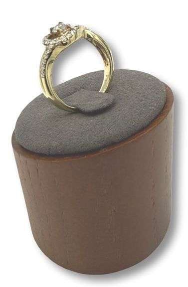 Pleasing Yellow Gold Round Brilliant Cut Diamond Swirl Ring
