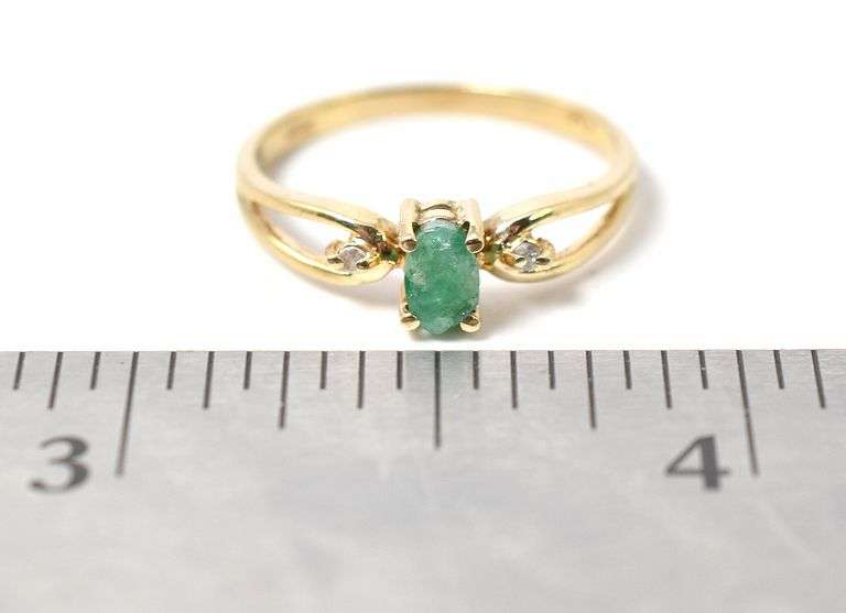 Amazing Emerald Ring in 14K Yellow Gold
