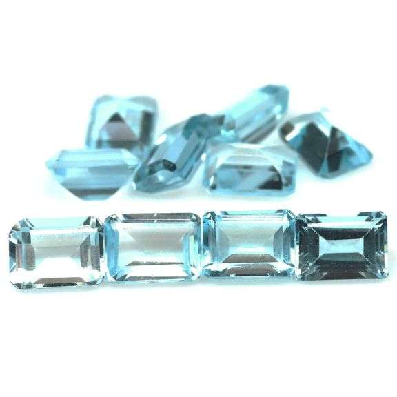 Simply brilliant 12.47ct sky blue Topaz set