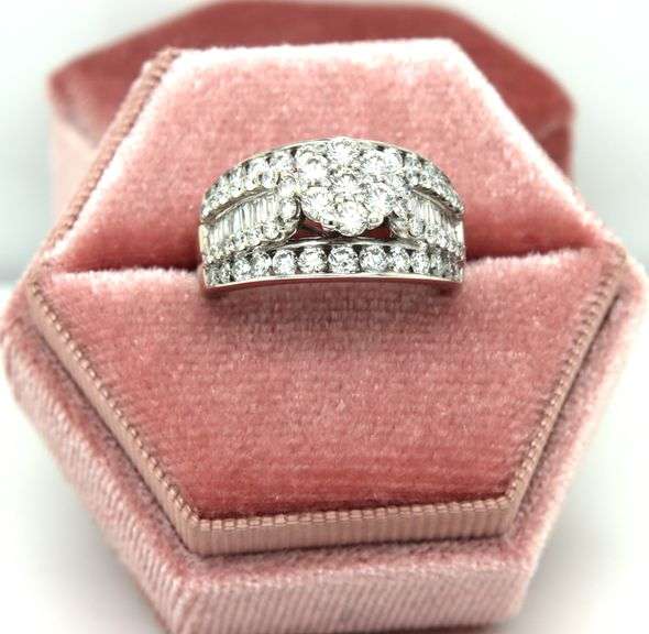 14kt White gold 1.75ctw cluster diamond ring
