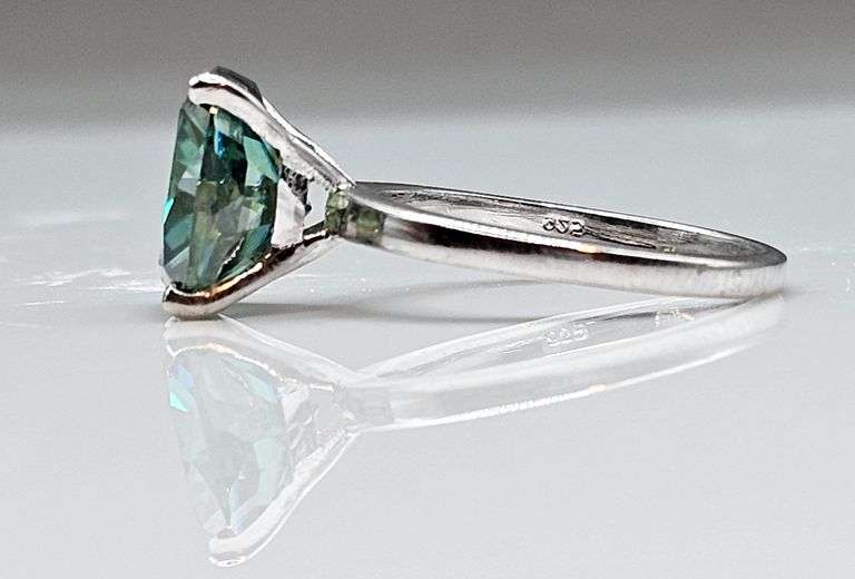 Sparkling 14 K White Gold Plate 5 Ct VVs1 Lab Simulated Diamond Ring