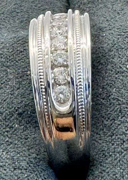 14K White Gold Round Brilliant Cut Diamond Ring