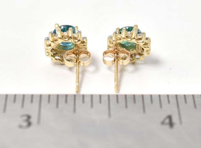Elegant Emerald and Diamond Stud Earrings in 14K Yellow Gold
