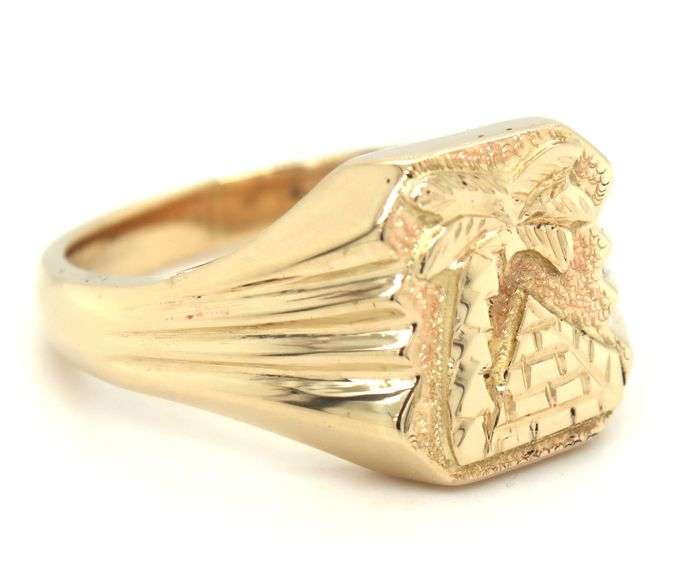 Gent's 14kt yellow gold pyramid and palm tree ring