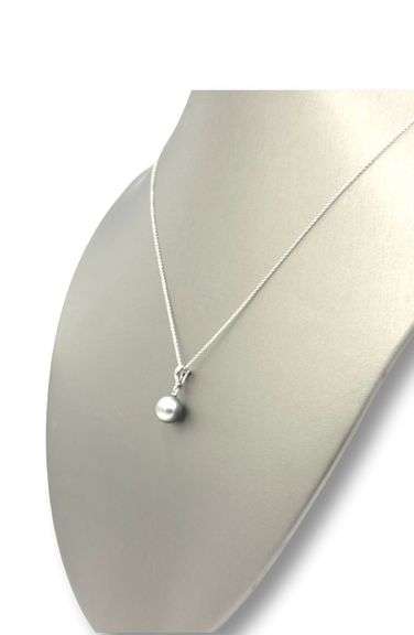 Graceful White Gold Black Pearl Pendant on Chain