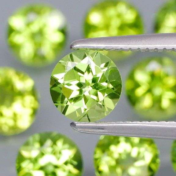 Round brilliant cut! Untreated! Matched! 5.32ct Peridot set!