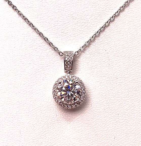 Stunning 2.23 Ct Vvs1 E-F Fire Moissanite Pendant w/Chain