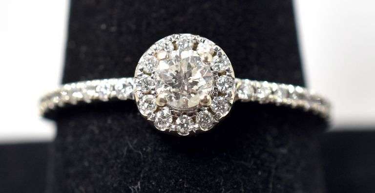 Dazzling Diamond Engagement Ring in 14K White Gold