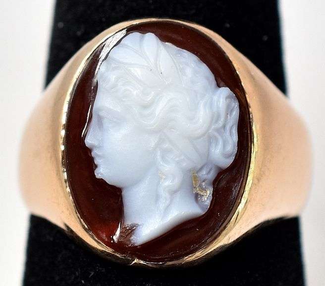 Mesmerizing Cameo Ring in 10k yellow Gold
