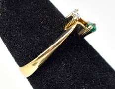 Lovely Diamond and Emerald Ring in 18K Yellow Gold