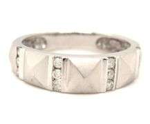 14kt White gold diamond accent Pyramid band