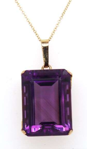 14kt Yellow gold 23ct Emerald cut amethyst pendant on chain
