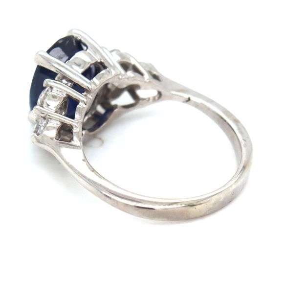 14kt White gold 2.50ct oval blue sapphire and diamond ring