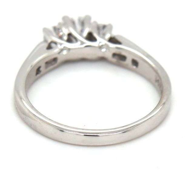 14kt White gold 0.50ctw 3 stone diamond ring