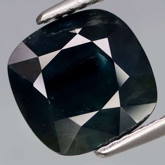 Elegant 4.67ct midnight blue Sapphire -heated only!