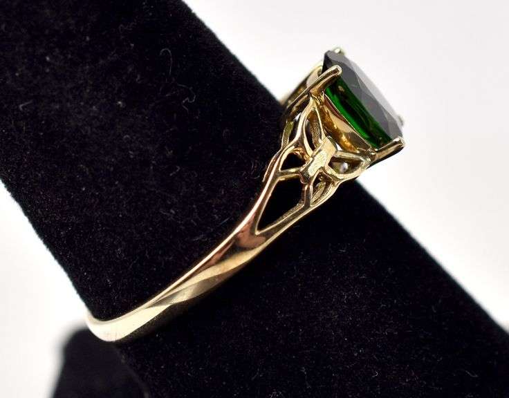 Dazzling 10K Yellow Gold Green Gemstone Ring