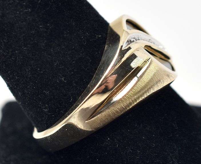 Lovely 10K Yellow Gold Black Onyx and Diamond Ring