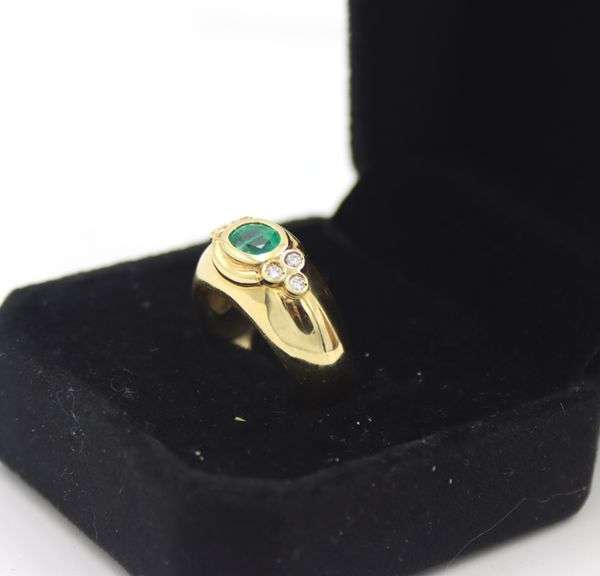 18kt Yellow gold apx 0.45ct Oval Emerald & Diamond Accent Ring