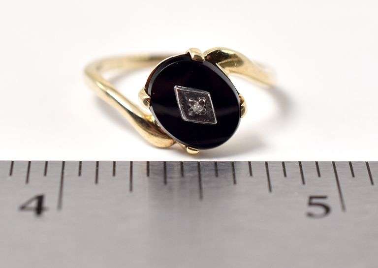 Vintage 10K Yellow Gold Diamond and Black Onyx Gemstone Ring