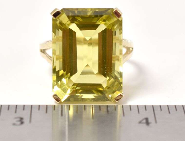 Absolutely Stunning 10K yellow Gold Lime Colored Citrine Gemstone Ring