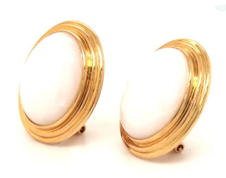 14kt Yellow gold oval white Jade earrings