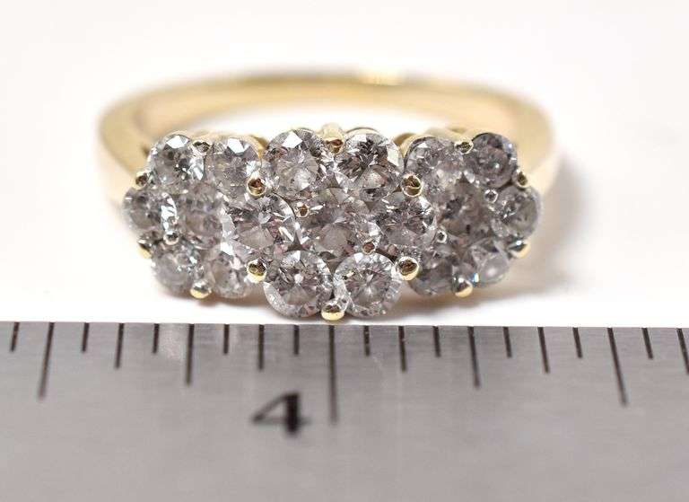 Dazzling Approx. 1.00CTW Diamond Ring in 14K Yellow Gold