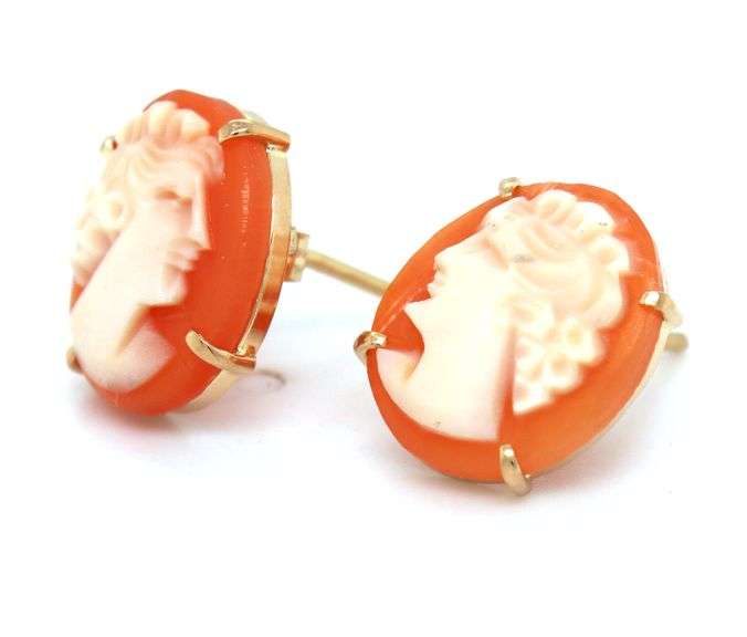 18kt Yellow gold cameo stud earrings