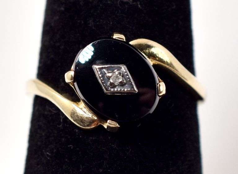 Vintage 10K Yellow Gold Diamond and Black Onyx Gemstone Ring