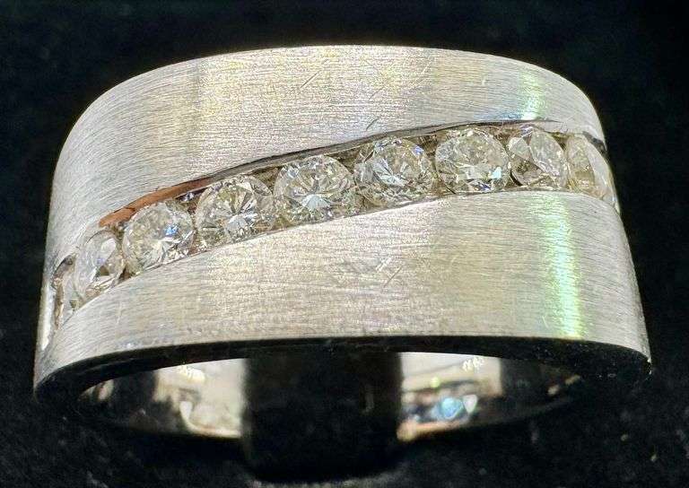 14K White Gold Round Brilliant Cut Diamond Ring