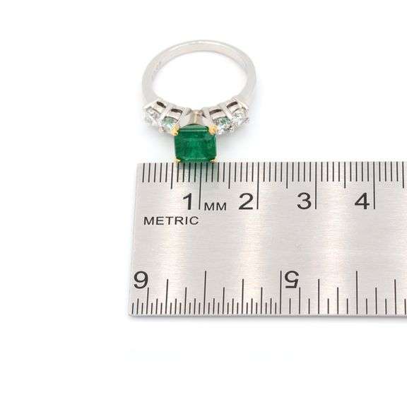 18k White Gold Natural Emerald and Diamond Ring Size 7