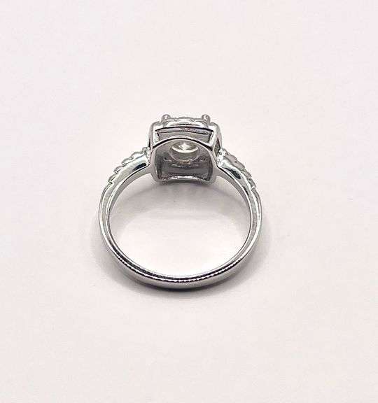 14 Kt White Gold Plate Sparkling 2.75 Ct White Lab Simulated Diamond  Ring