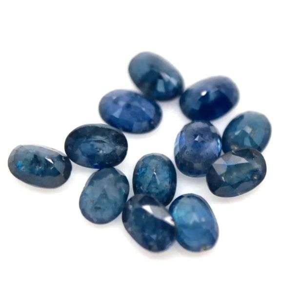 Gorgeous 14.08ct deep blue Sapphire set