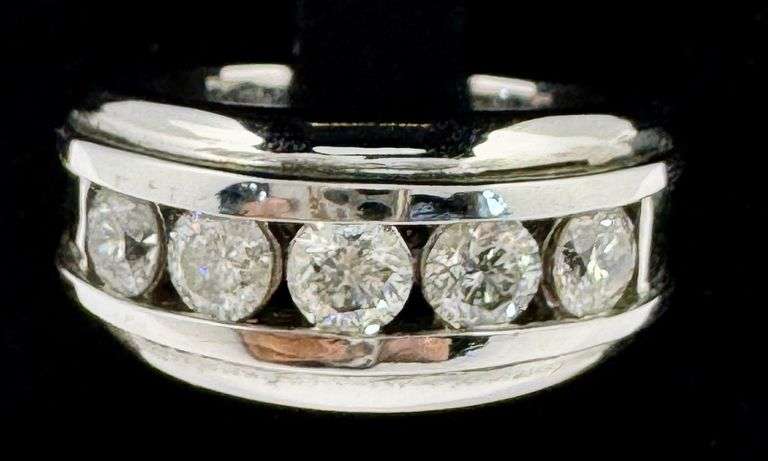 14K White Gold Round Brilliant Cut Diamond Ring