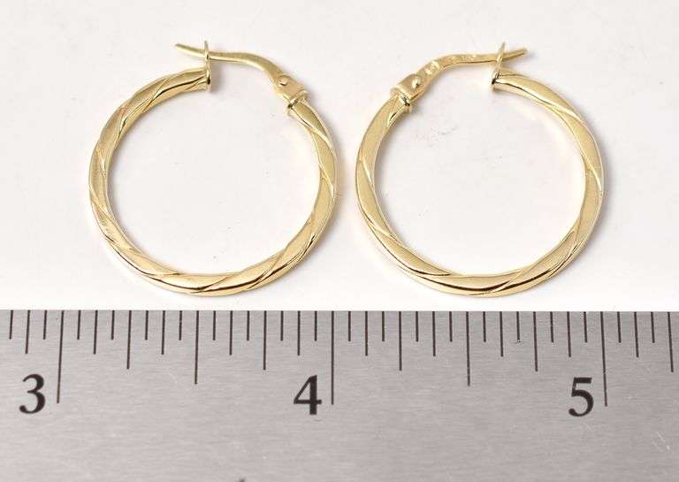 Elegant 14K Yellow Gold Hoop Earrings